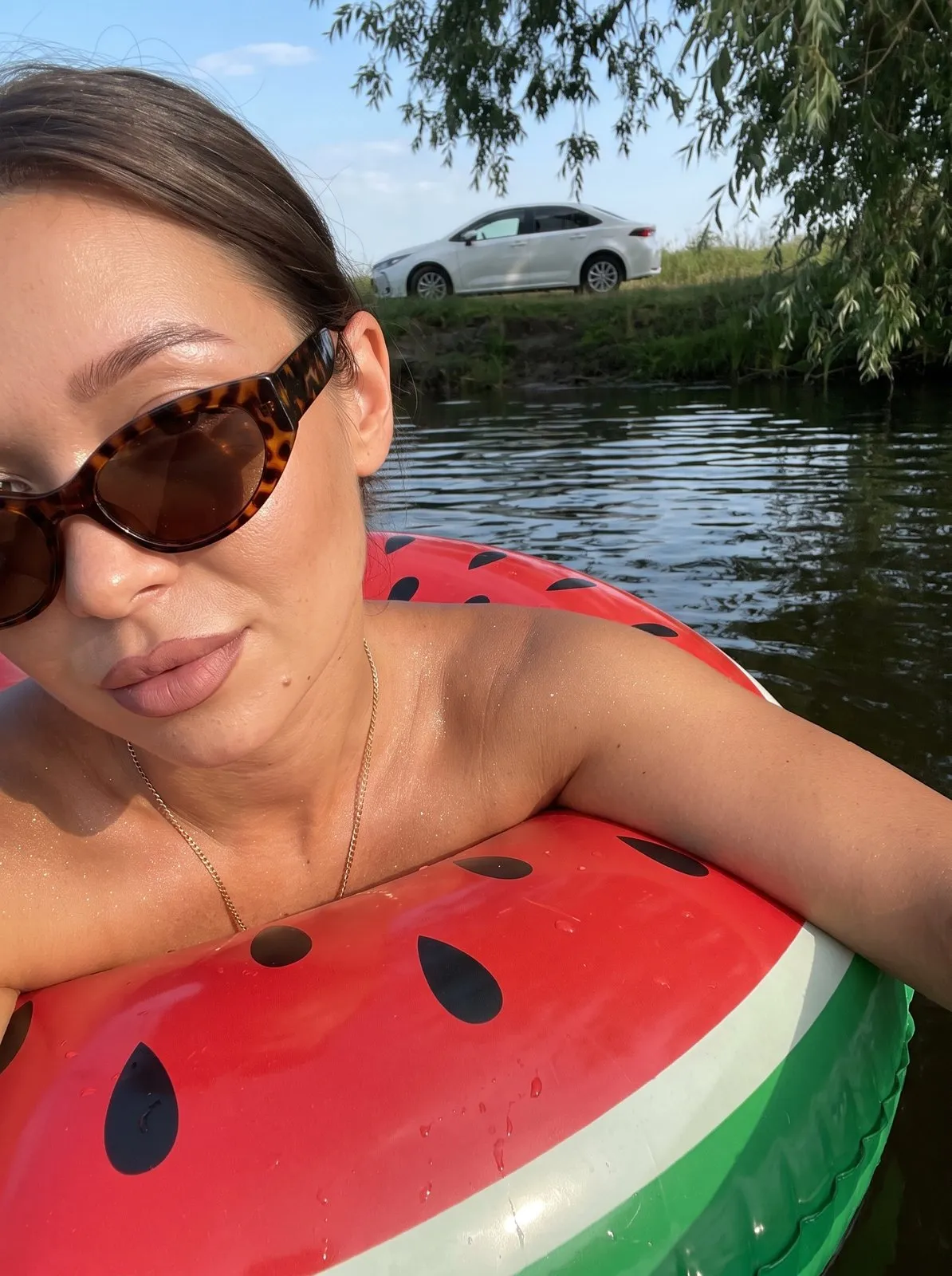 На надувном круге