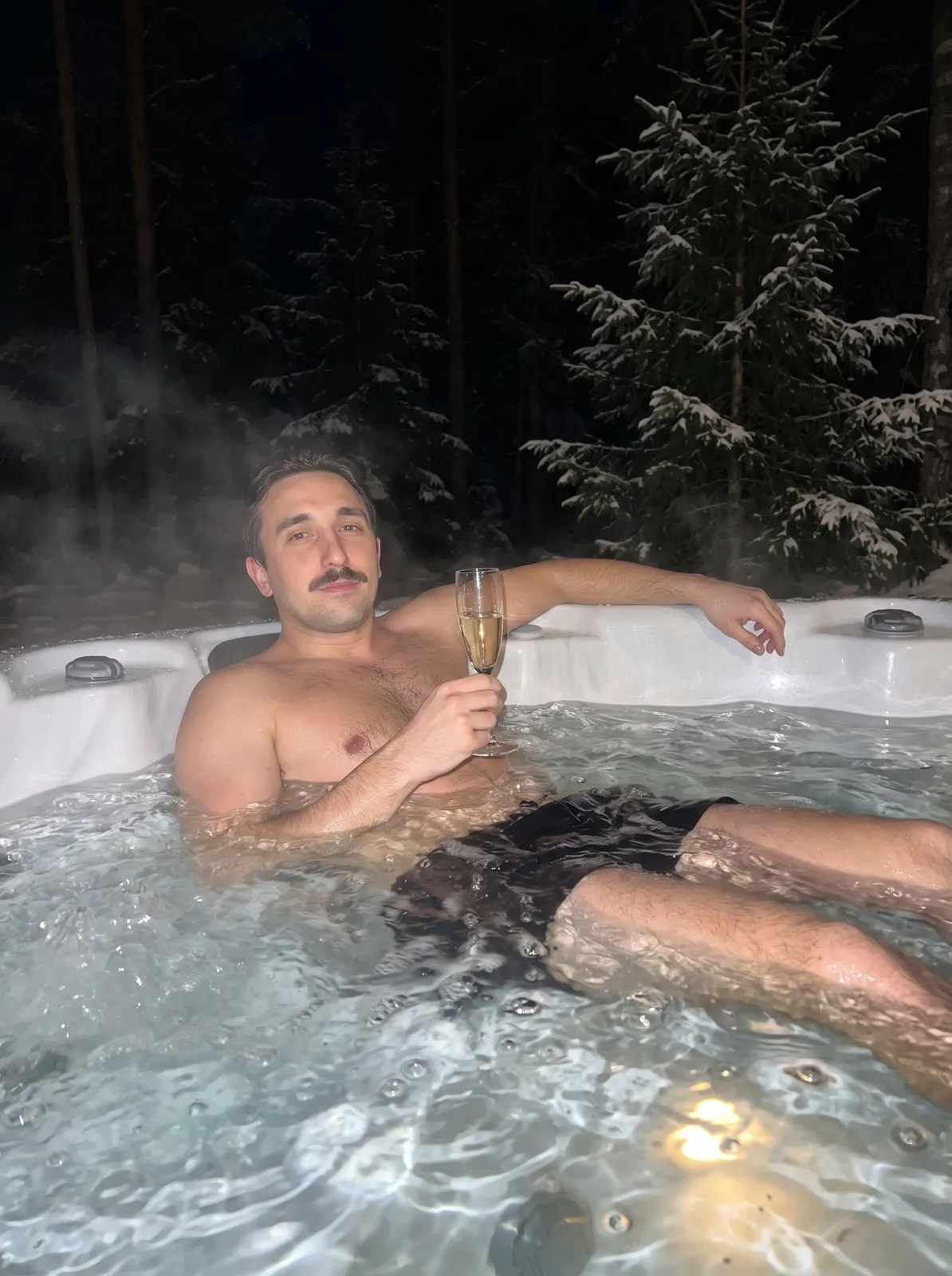 Ночное джакузи с шампанским
