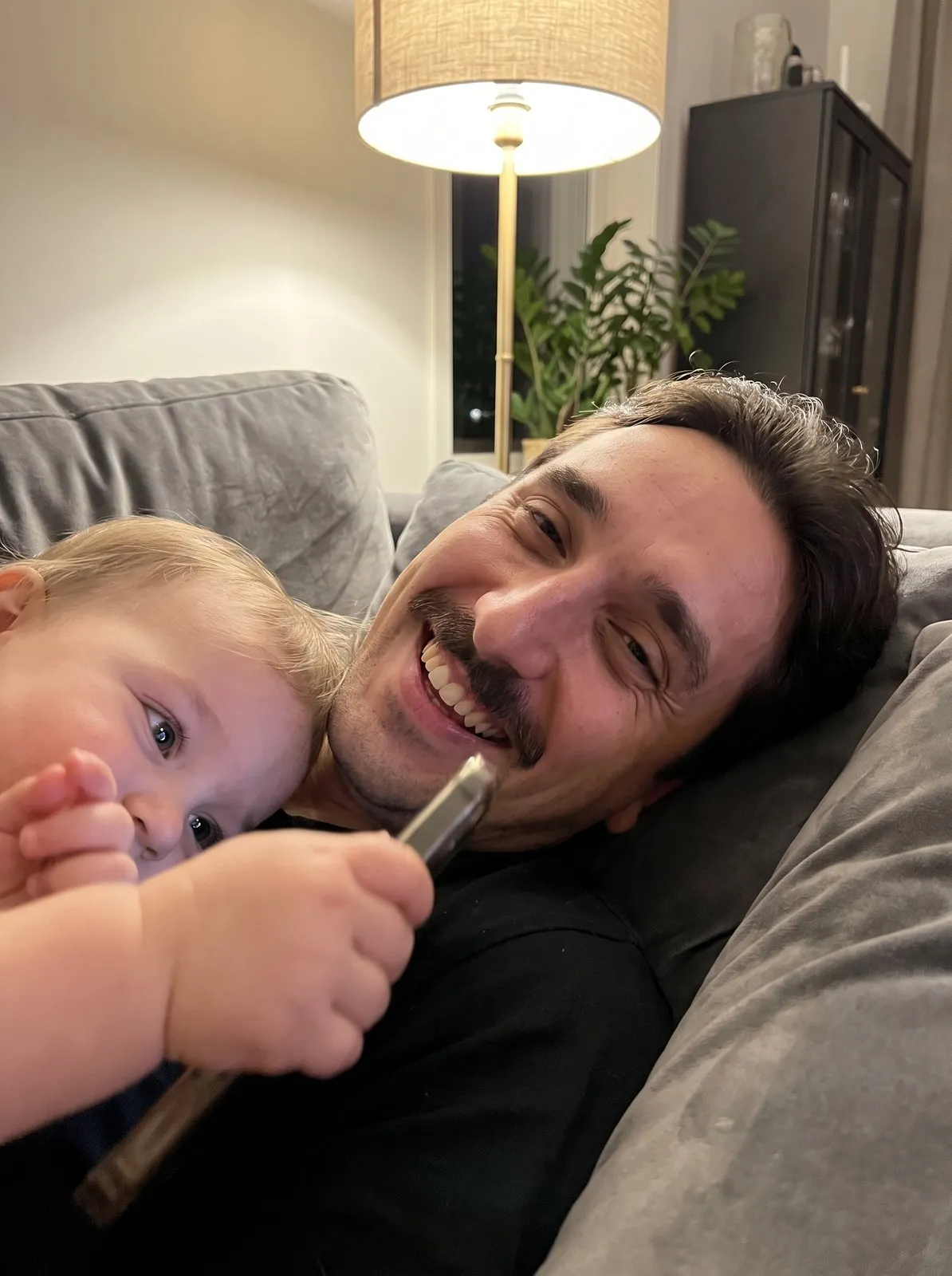 Селфи с папой на диване