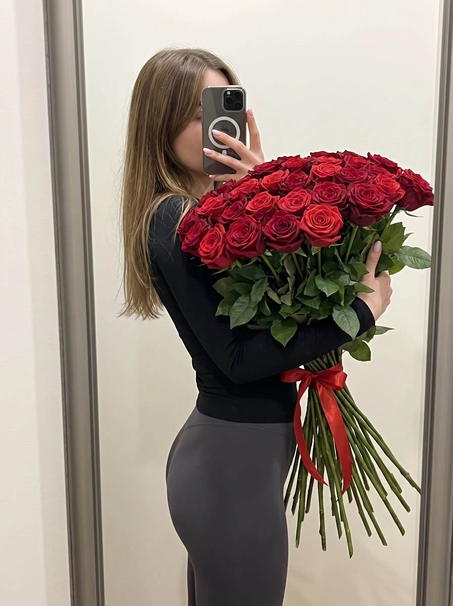 Охапка алых роз