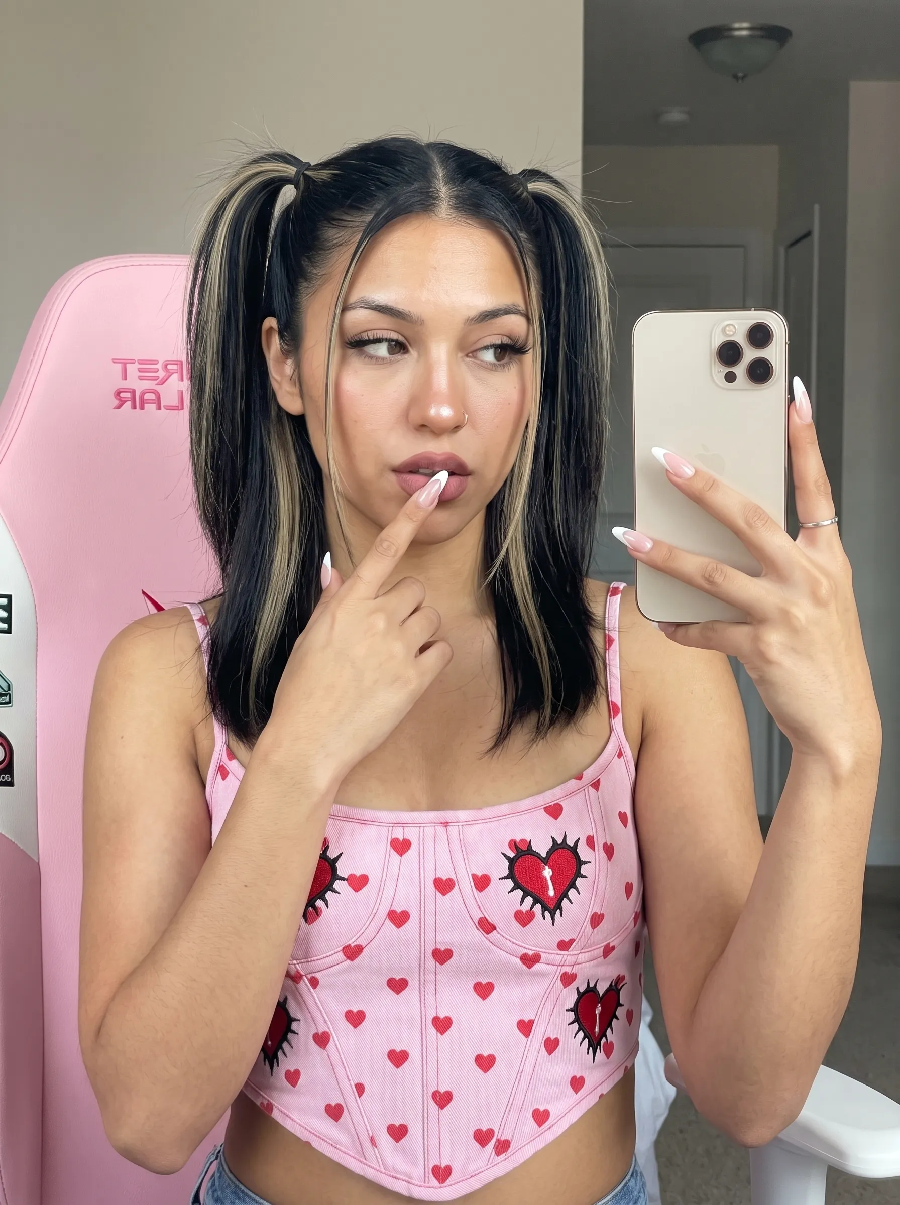 Селфи в стиле Y2K
